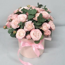 Кустовые пионовидные розы и эвкалипт в коробке