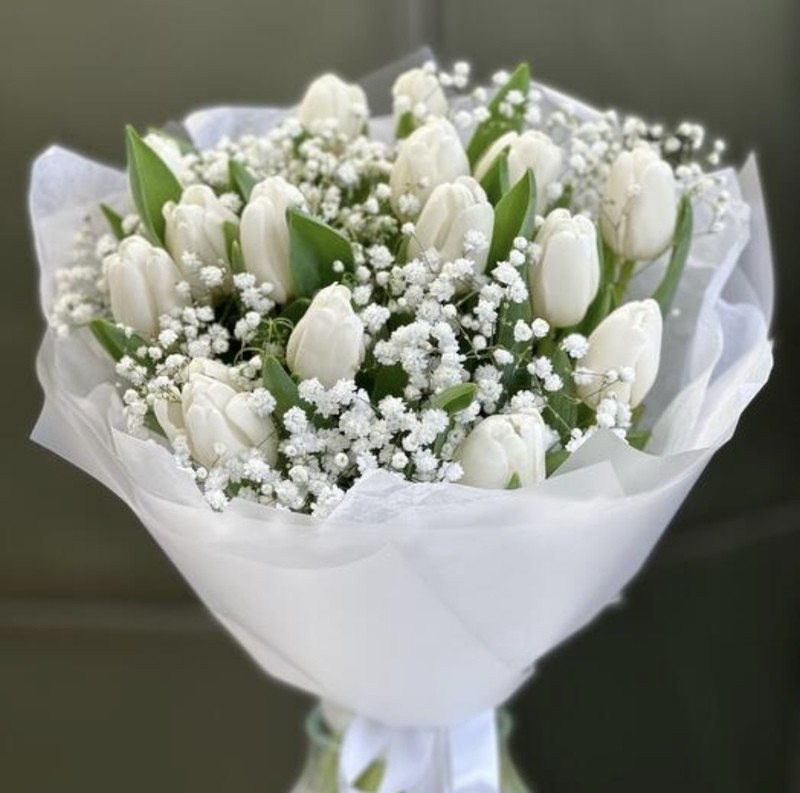 Buket iz belih tyul_panov i gipsofili, standart