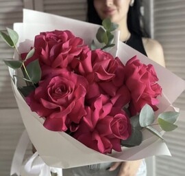 Букет из малиновых  французских роз