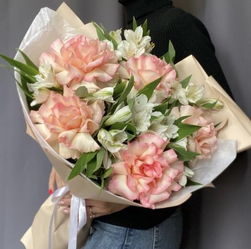 Букетик из французских роз и нежных альстромерий, стандартный