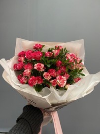 YArkij buket iz kustovih roz