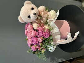 Подарок из кустовых пионовидных роз и милого плюшевого мишки