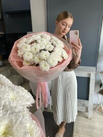 Пышный букет из белых хризантем 