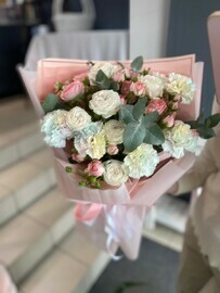 YArkij aromatnij buket s pionovidnimi rozami