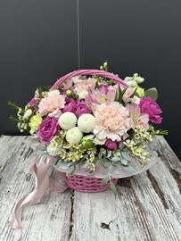 Krasivaya yarkaya aromatnaya korzinochka s tcvetami