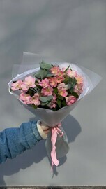 Моно букет из нежной альстромерии с эвкалиптом