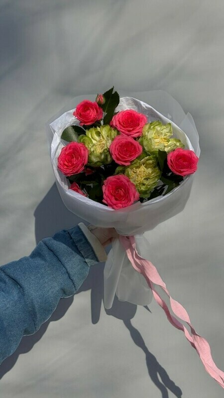 Avtorskij buket s yarkoj kustovoj rozoj i rozoj Veggi, standart