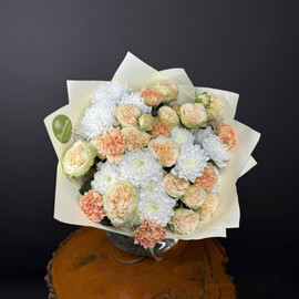 Nezhnij buket na den_ materi s rozami, hrizantemami i gvozdikami