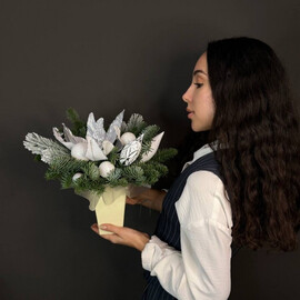 Novogodnyaya kompozitciya v korobochke iz nobilisa s igrushkami, belogo tcveta