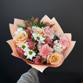 Нежный цветочный букет микс в упаковке с ромашковыми хризантемами