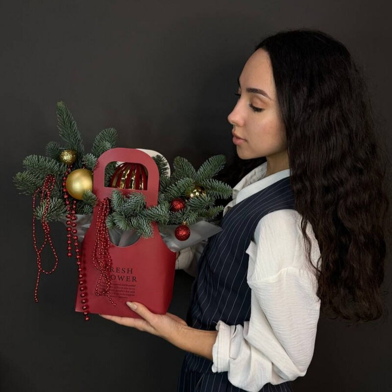 Novogodnyaya kompozitciya iz nobilisa krasnaya, s busami, reduced