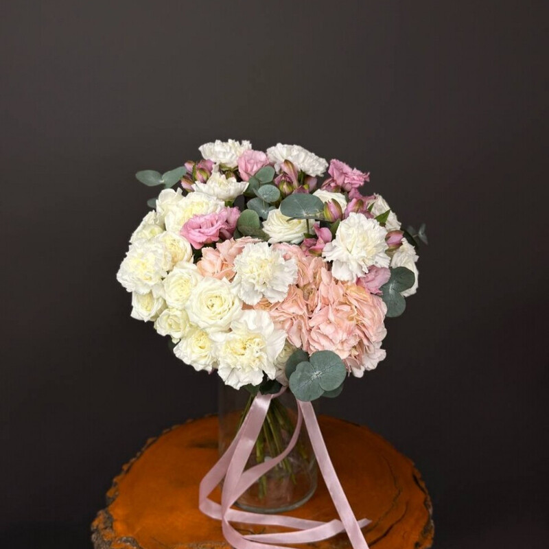 Nezhnij tcvetochnij buket kruglij bez upakovki, premium