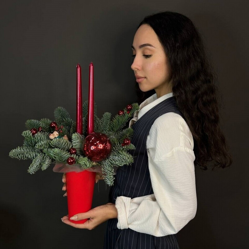 Novogodnyaya kompozitciya iz nobilisa s krasnimi svechami, reduced