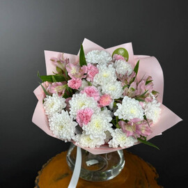 Rozovij buket na den_ materi iz samih stojkih tcvetov