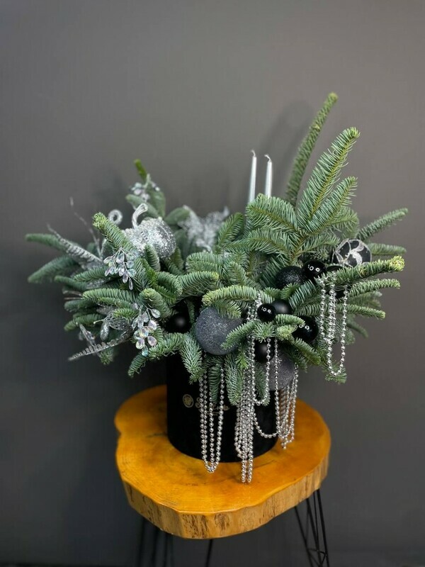 Novogodnyaya kompozitciya iz nobilisa v chernoj barhatnoj korobke s igrushkami, luxe