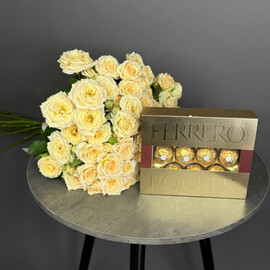 Buket iz 15 kremovih kustovih roz pod lentu + Konfeti, na 14 fevralya