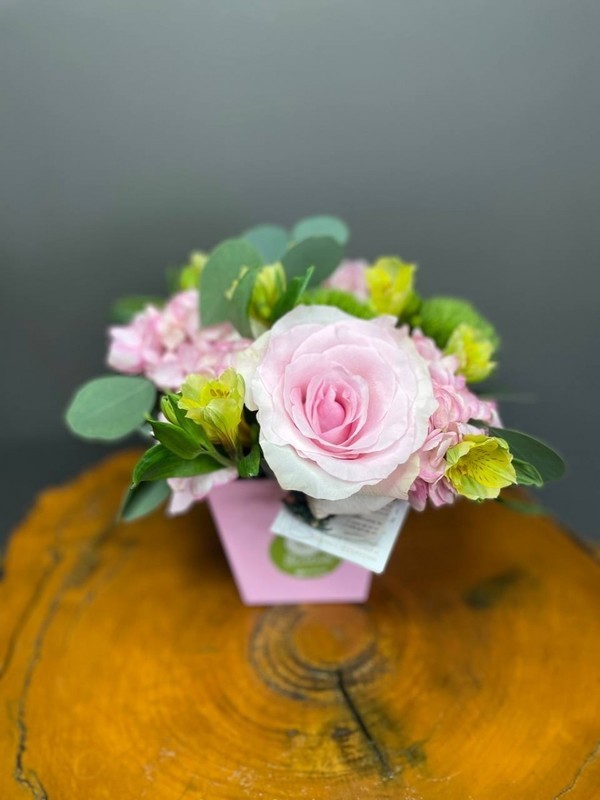 Мини композиция из цветов в коробке, уменьшенный