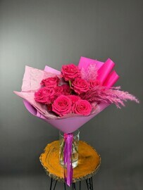 Моно букет из ярко-розовых роз 15шт с сухоцветом