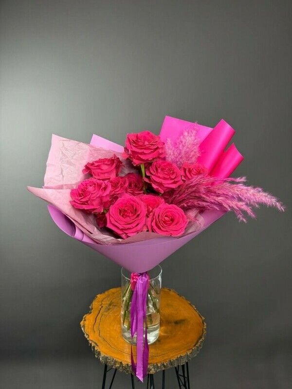 Моно букет из ярко-розовых роз 15шт с сухоцветом, стандартный