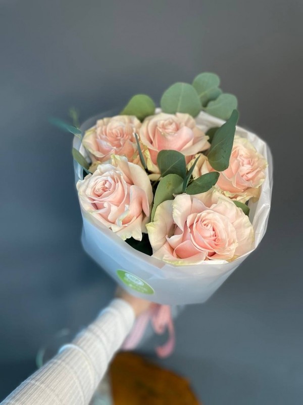 Buket s frantcuzskimi rozami i evkaliptom, reduced