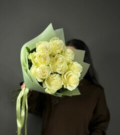 Mono buket iz belih roz 9sht v upakovke