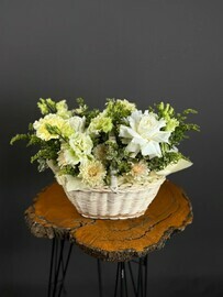 Цветочная композиция в корзине нежный микс