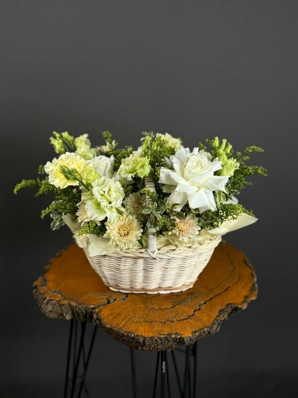 Цветочная композиция в корзине нежный микс, стандартный