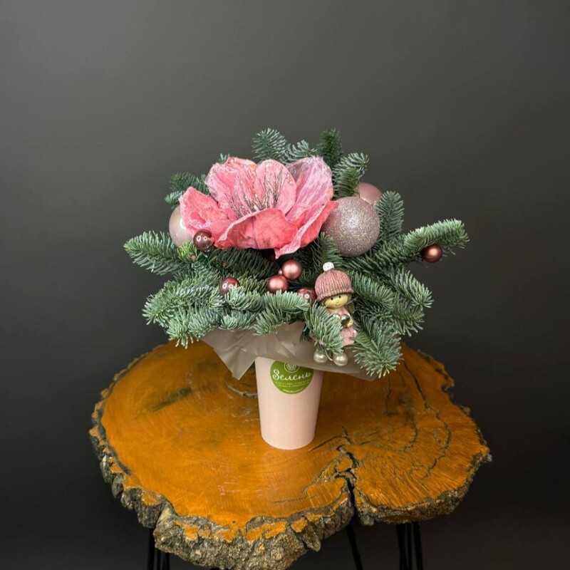 Novogodnyaya kompozitciya iz nobilisa s puansettiej, rozovogo tcveta, reduced