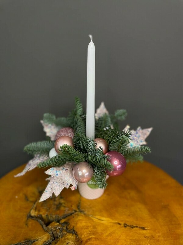 Novogodnyaya kompozitciya iz nobilisa s beloj svechej, reduced