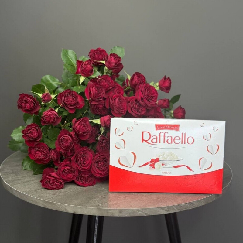 Моно букет из 15 бордовых кустовых роз + рафаэлло, на 14 февраля, стандартный