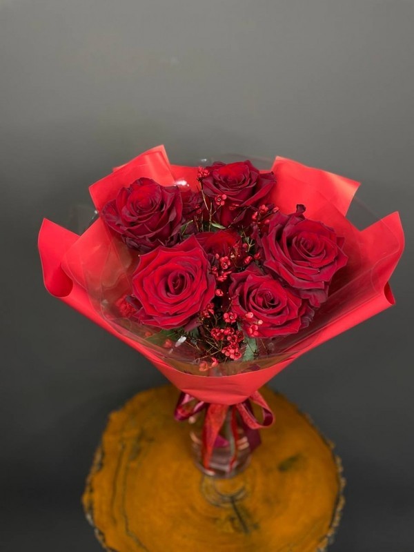 Яркий букет с бордовыми розами, уменьшенный