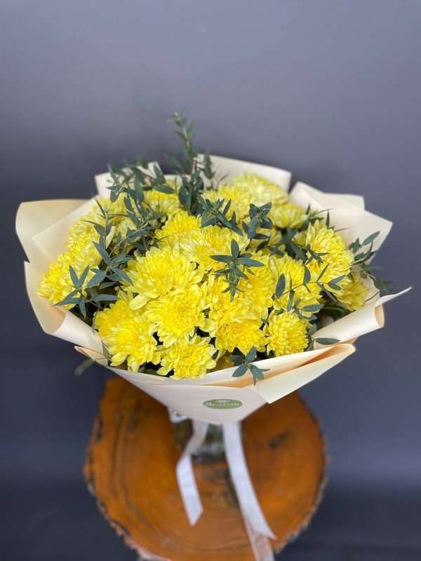 Mono buket iz zheltih kustovih hrizantem, standart
