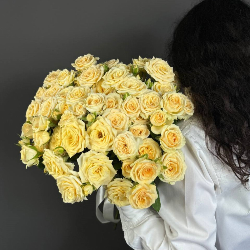 Buket iz 15 kremovih kustovih roz pod lentu, na 14 fevralya, standart