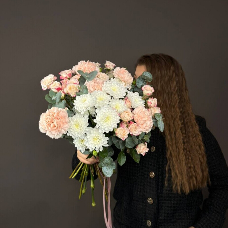 Buket iz svezhih tcvetov v rozovom tcvete bez upakovki s belimi hrizantemami, premium