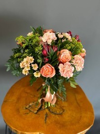 Buket v teplih tonah oranzhevo-krasnij