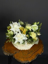 Цветочная композиция в корзинке микс