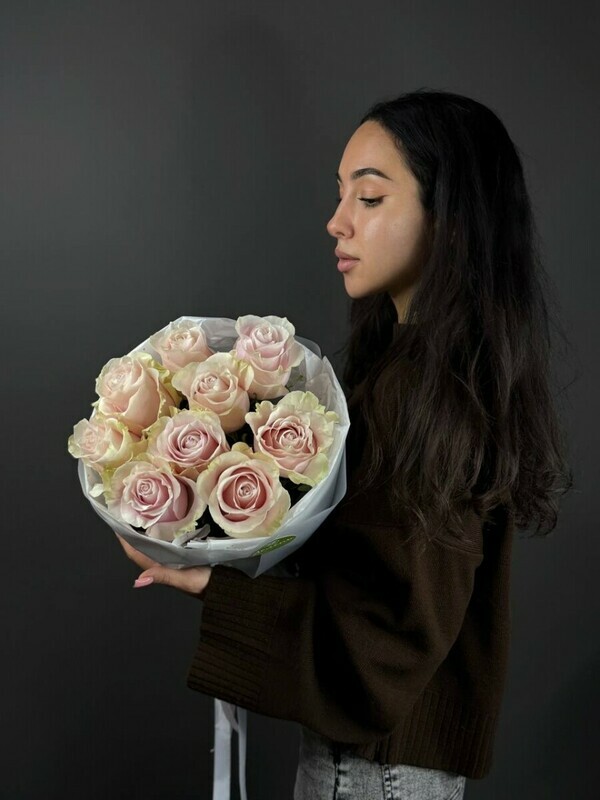 Моно букет из нежно-розовых роз 9 шт в круглой упаковке , уменьшенный