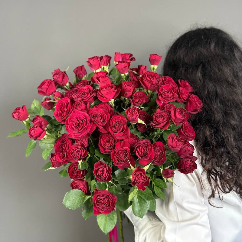Mono buket iz 15 bordovih kustovih roz, na 14 fevralya, standart