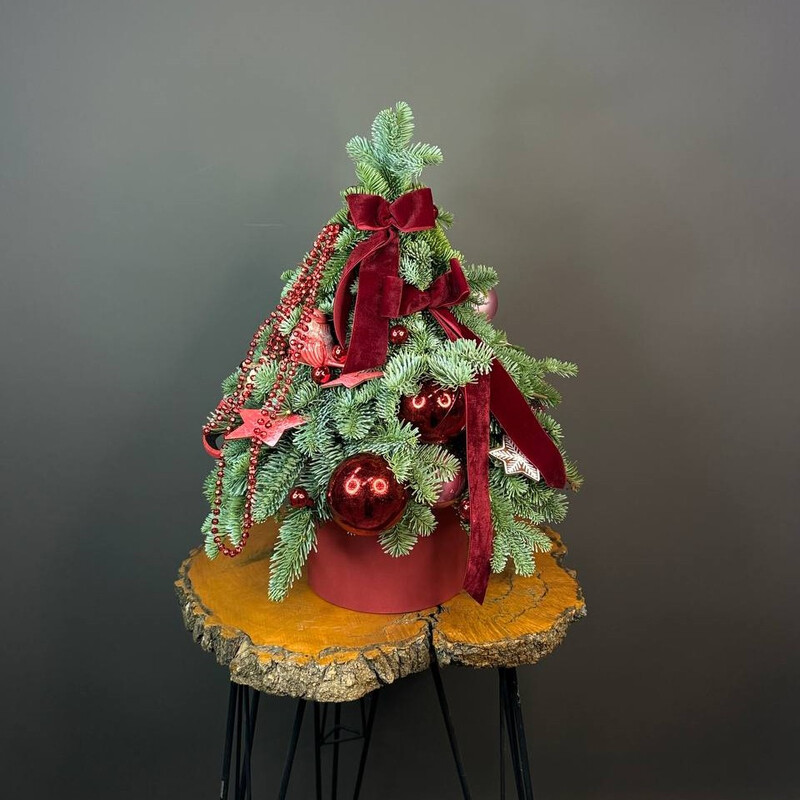 Novogodnyaya kompozitciya "Elochka iz nobilisa" s busami i bantikami krasnaya 50sm, standart