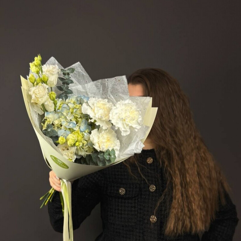 Pastel_nij buket belo-goluboj s gortenziej na den_ materi, reduced