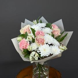 Nezhnij buket miks na den_ materi s beloj hrizantemoj