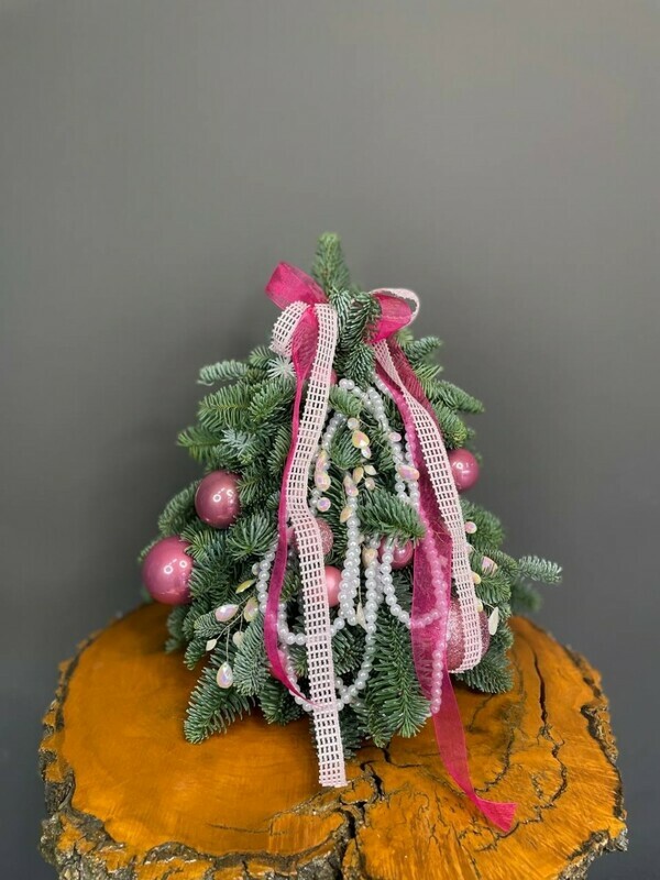 Novogodnyaya elochka iz nobilisa s lentami rozovaya, reduced