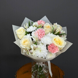 Nezhnij buket na den_ materi s aromatnimi rozami