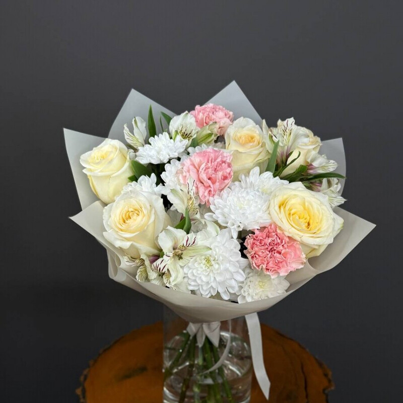 Nezhnij buket na den_ materi s aromatnimi rozami, standart