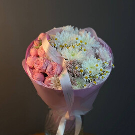 Букет "нежный" с кустовыми розами и хризантемами