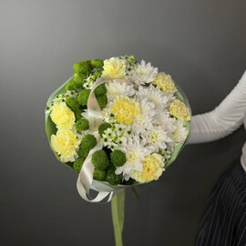 Belo-zelenij buket s kustovoj hrizantemoj i ekzoticheskim ornitogalumom