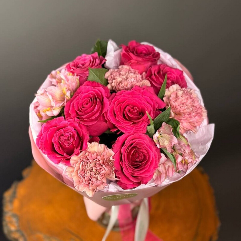 Prazdnichnij buket s yarkimi rozami, reduced