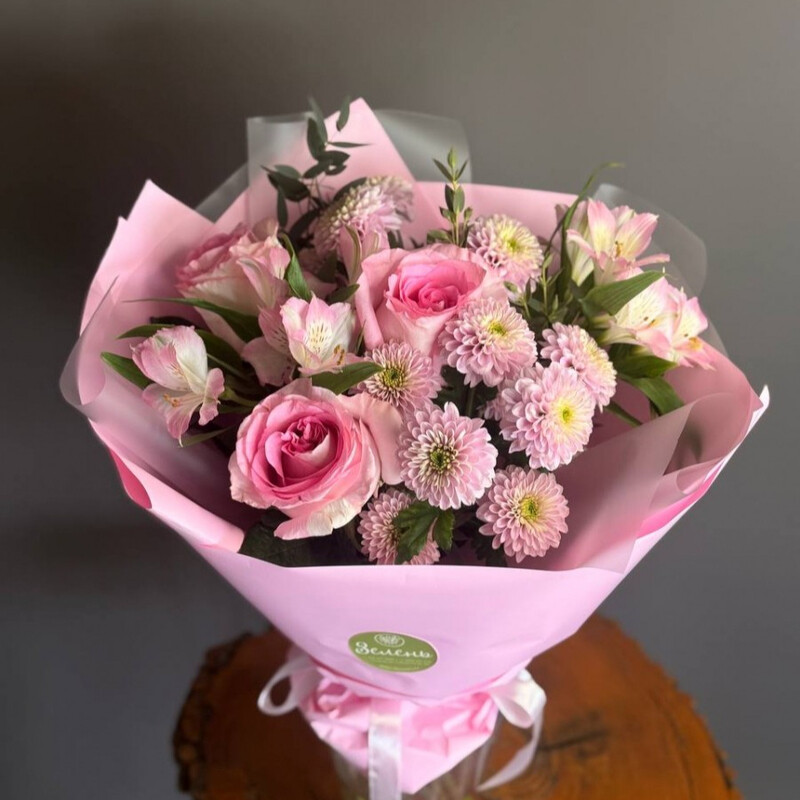 Buket v nezhnih rozovih ottenkah dlya lyubimoj, standart
