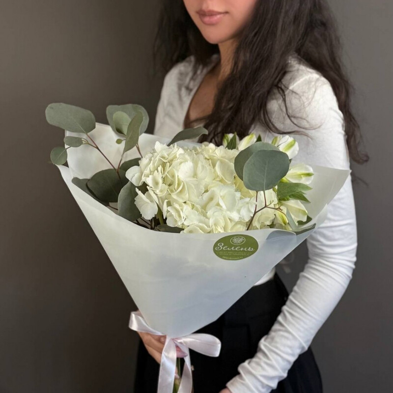 Buket s beloj gortenziej i evkaliptom, reduced