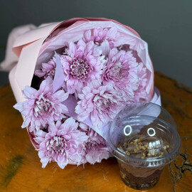 Nabor buket iz kustovih hrizantem + trajfl na vash vibor